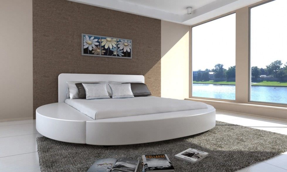 تخت خواب گرد پلتفرم سفید و مدرن که برای تاکید به آن، دیوار پشتش با رنگ و طرح متفاوت دکور شده است